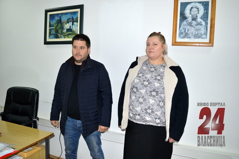 ПРВА ДОНАЦИЈА ЗА ОСНОВНУ ШКОЛУ У ВЛАСЕНИЦИ ОД МИТРА ЛАЗИЋА ИЗ ШЕКОВИЋА