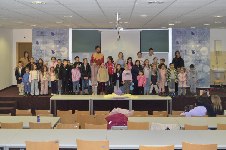 ПОЗОРИШНА ПРЕДСТАВА И ДРУЖЕЊЕ СА ГЛУМЦИМА ЗА НАЈМЛАЂЕ ВЛАСЕНИЧАНЕ