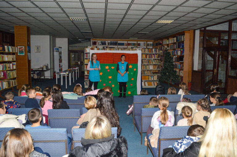 НАЈМЛАЂИ СУГРАЂАНИ УЖИВАЛИ У ЛУТКАРСКОЈ ПРЕДСТАВИ И КРЕАТИВНОЈ РАДИОНИЦИ