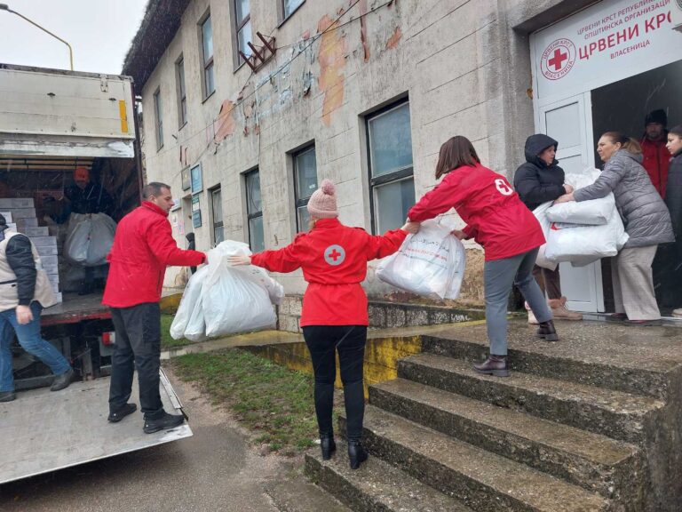 У ОКВИРУ ПРОЈЕКТА „ЗИМА 2025-2026“ ЦРВЕНИ КРСТ ВЛАСЕНИЦА ПОДИЈЕЛИО ПРЕХРАМБЕНЕ И ОДЈЕВНЕ ПАКЕТЕ