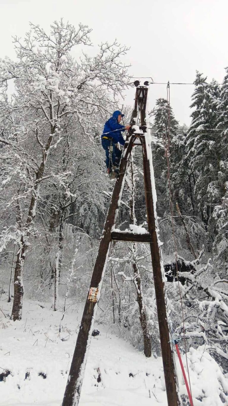 “ОДРЖАВАЊЕ ДАЛЕКОВОДА: РАДНИЦИ ВЛАСЕНИЦЕ РАДЕ НА ОТКЛАЊАЊУ КВАРОВА У ОПШТИНИ ШЕКОВИЋИ