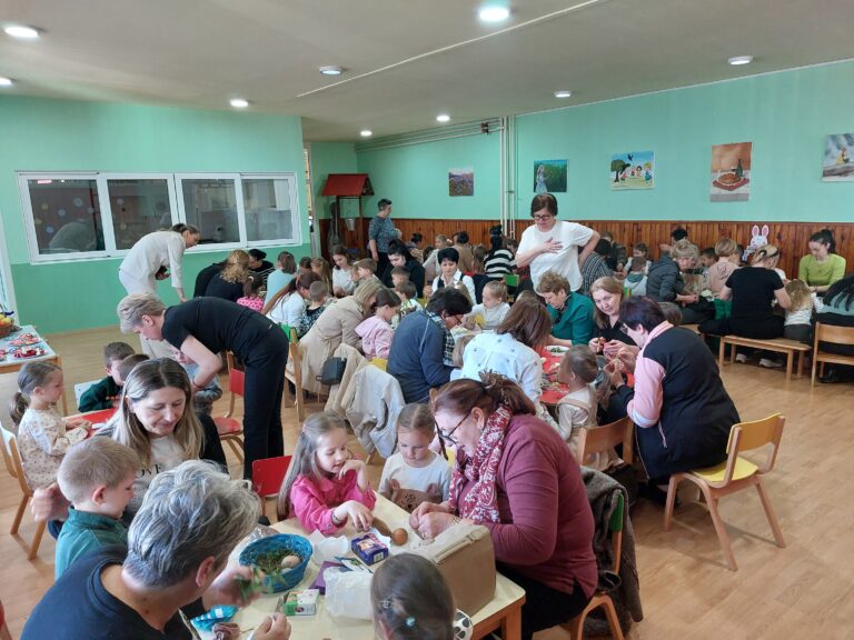 ВАСКРШЊА РАДИОНИЦА У ВРТИЋУ – БАКЕ И УНУЦИ ЗАЈЕДНО ШАРАЛИ ЈАЈА