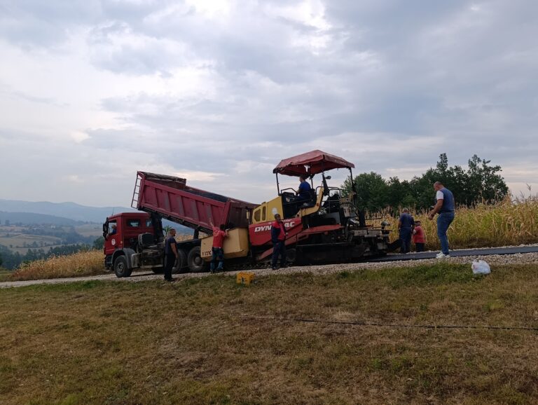 НОВИХ 500 МЕТАРА АСФАЛТА ЗА ГАЏУНОВИЋЕ И ЈАЊУШЕВИЋЕ